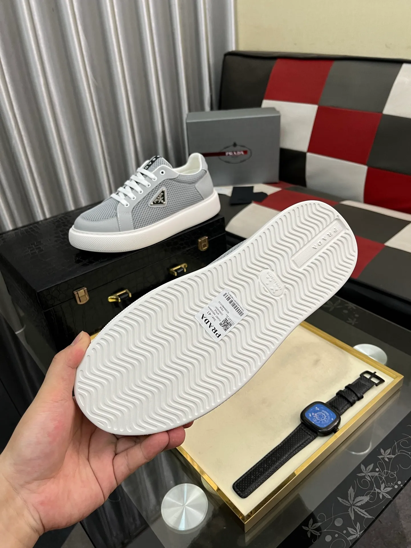 Men's men's shoes💰580⌚️⌚️Prada Prada early spring new model, top original quality, Prada casual sports shoes, made of imported solid color patent leather, spliced mesh cowhide upper, three-dimensional geometric segmentation, multi-color splicing, fashionable and generous, soft, comfortable and breathable. The tongue is decorated with classic letter logo, with fabric lining, cowhide foot pads, matched with P family's exclusive rubber outsole, upper material, breathable knitted fabric imported from Italy The delicate texture is super high-end! Fetal cowhide lining, super soft and comfortable, original molded outsole Size: 38-446️⃣ colors available